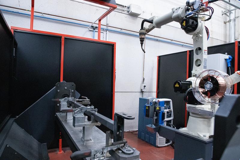 Dall’artigianato all’industria 4.0, Pro e contro dell’automazione. Integrare l’automazione in azienda è un aiuto al lavoratore, che deve cooperare insieme al robot e fornirgli assistenza qualora ci sia bisogno.